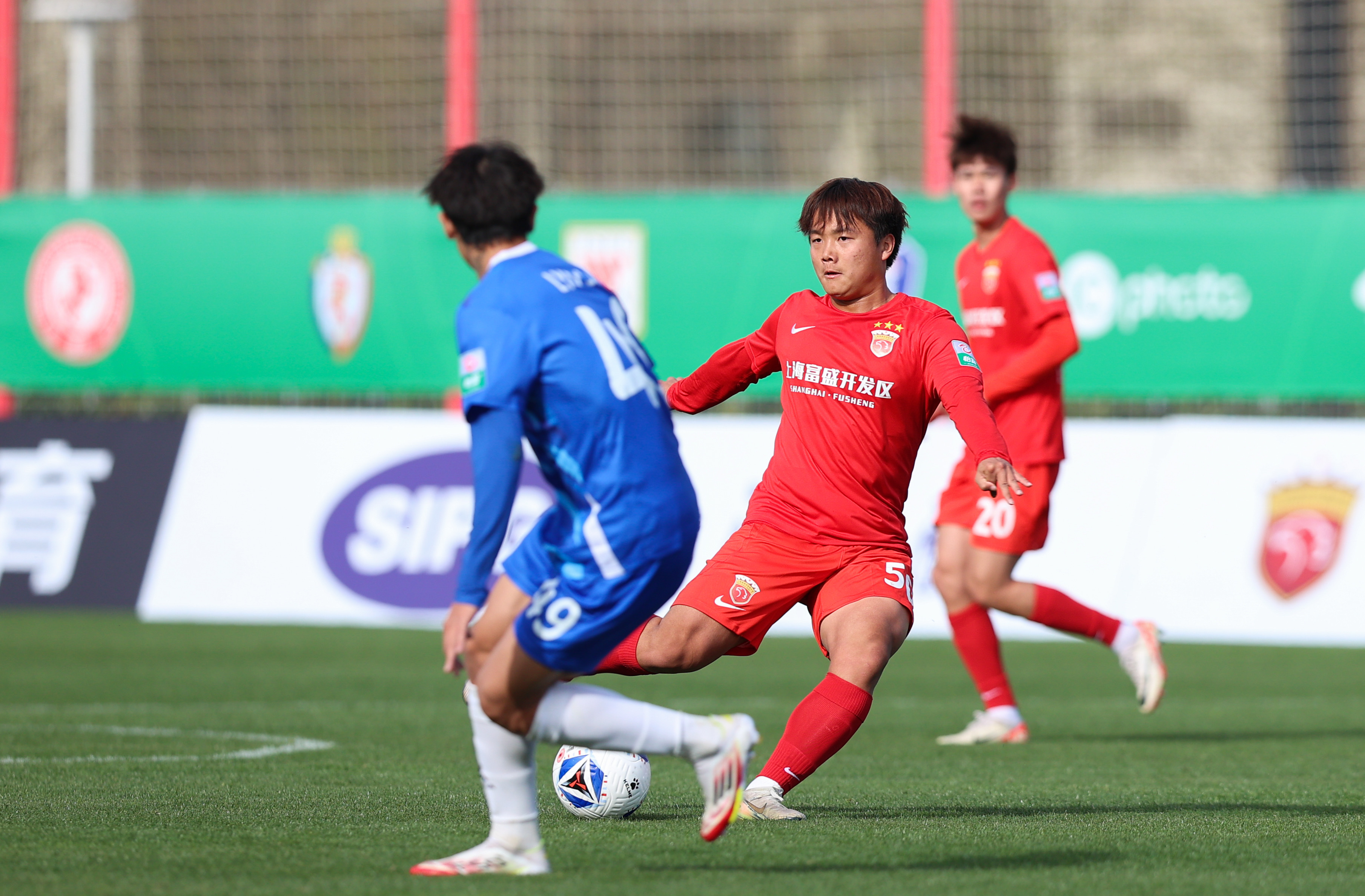 乐鱼app广州队训练开放日；赛后远射贴柱引欢呼；中超在即；赛程密集仍需轮换的简单介绍